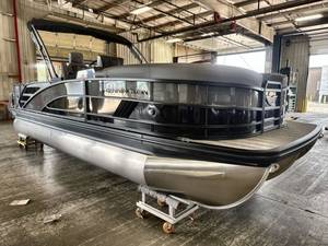 2027 Bennington M Fishing 22 MFC Tritoon