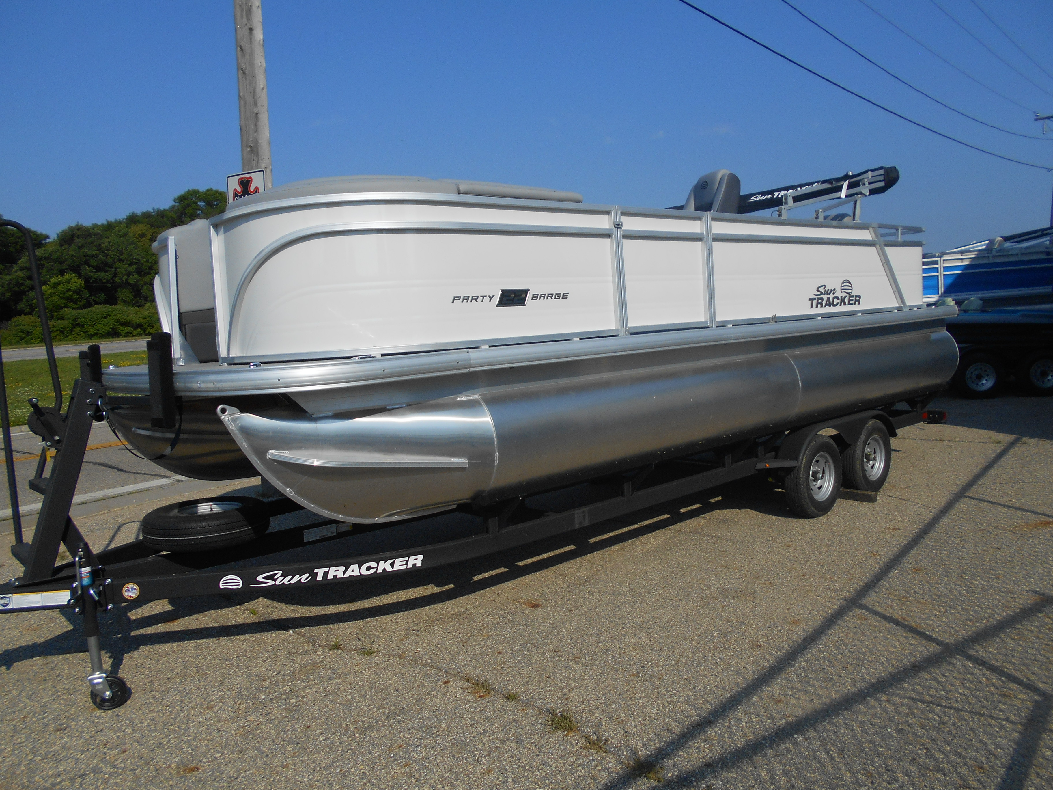 2026 Sun Tracker Party Barge 22 DLX