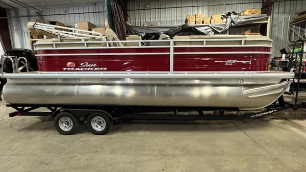2024 Sun Tracker Party Barge 22 XP3
