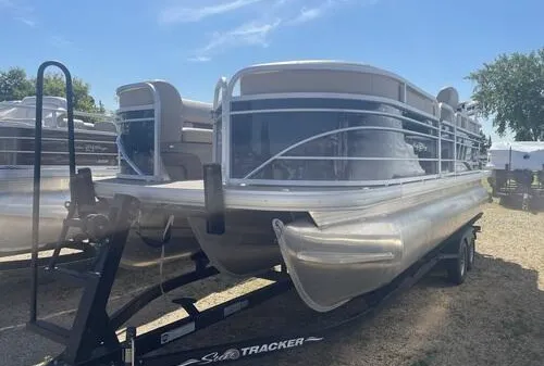 2022 Sun Tracker Party Barge 22 XP3