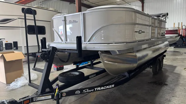 2026 Sun Tracker Party Barge 20 DLX