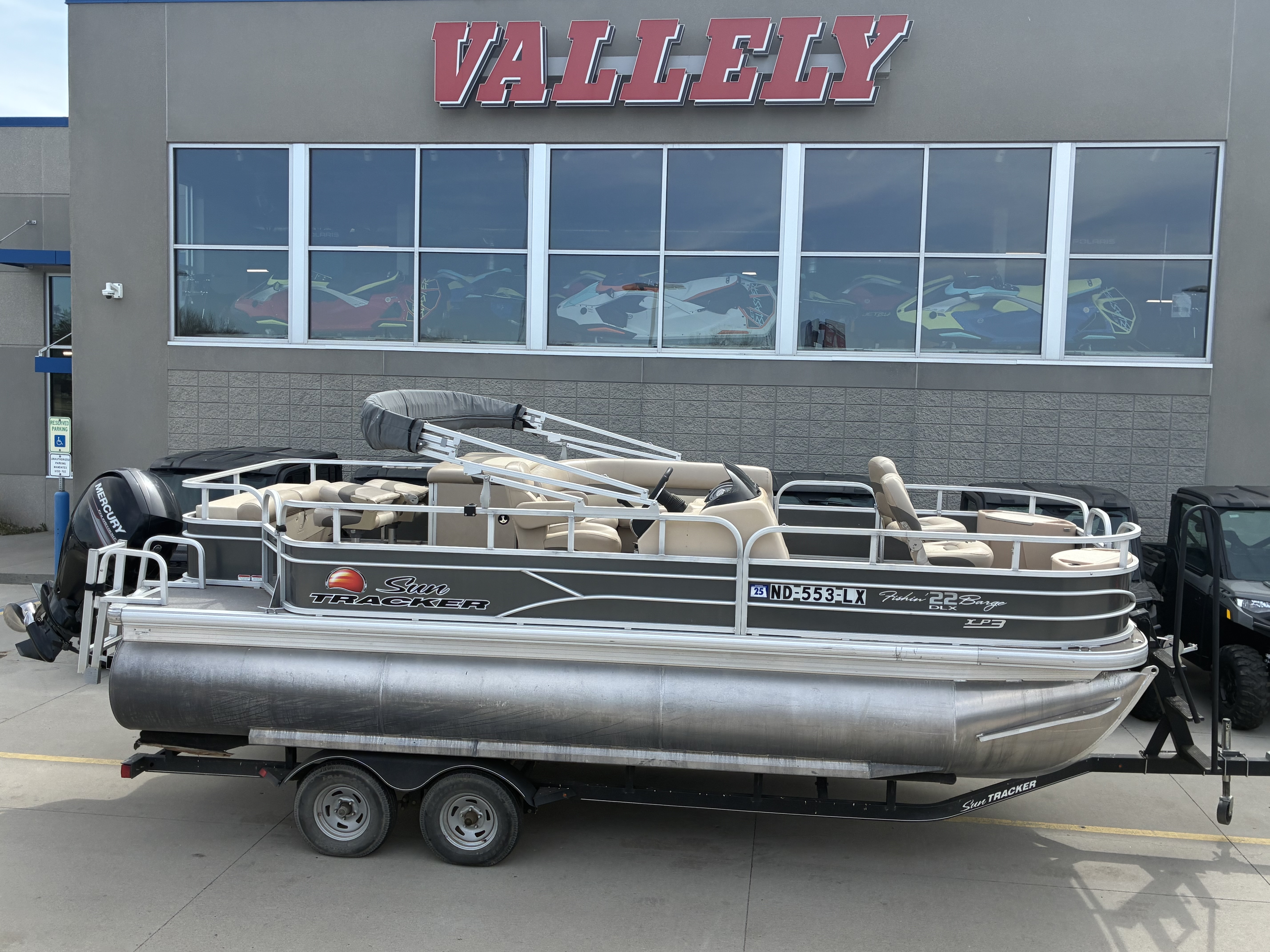2016 SUN TRACKER FISHIN BARGE 22 XPS